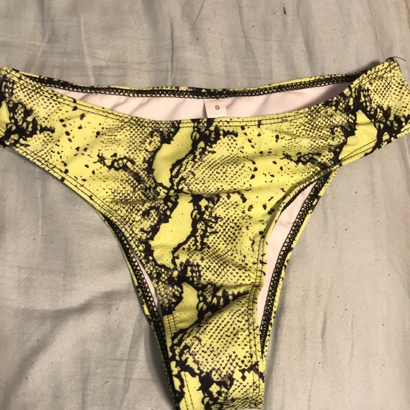 A snakeskin bikini - Picture 3 of 5